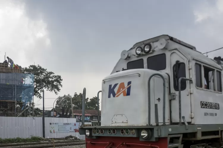 Perjalanan Kereta Terhambat Akibat Pohon Tumbang Ke Arah Rel Di Cimahi