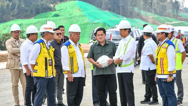 Presiden Indonesia Tinjau Pembangunan IKN dari Atas Lokasi Kantor Presiden