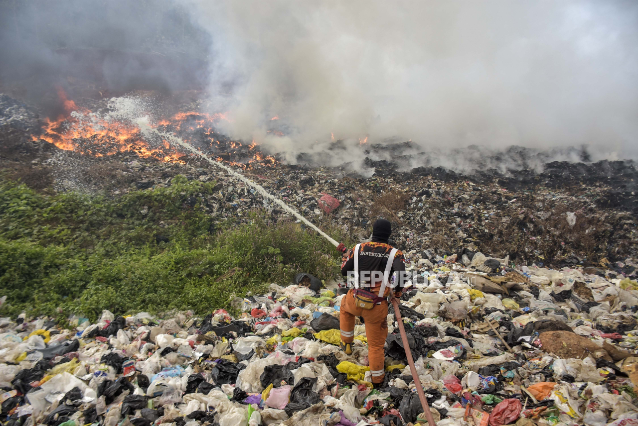 Kebakaran di TPA Sarimukti Semakin Meluas