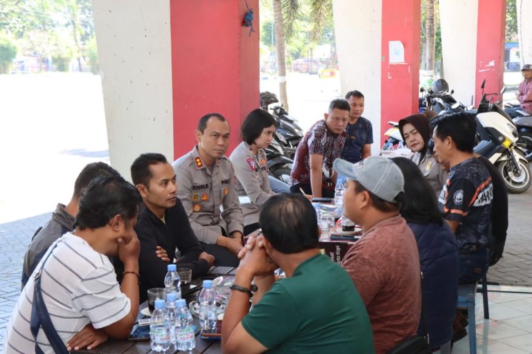 Kapolres Malang Menggelar Jumat Curhat  Di Area Stadion Kanjuruhan  