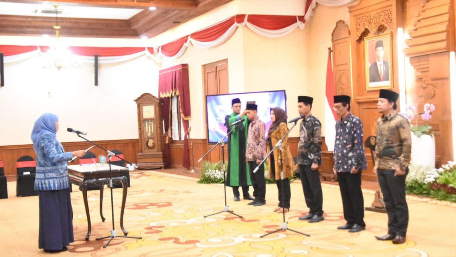 Khofifah Resmi Lantik Komisioner Komisi Informasi Jatim