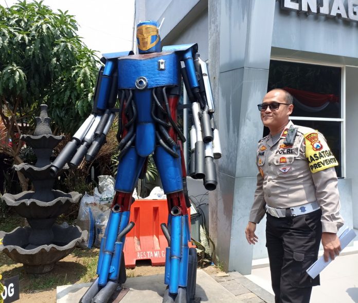 Monumen Robot Trans Knalpot Brong Sudah Dipasang Polresta Malang Kota