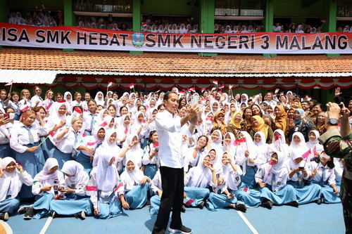 Presiden Jokowi Janjikan Bantuan Alat Kecantikan Untuk Siswa SMKN 3 Kota Malang