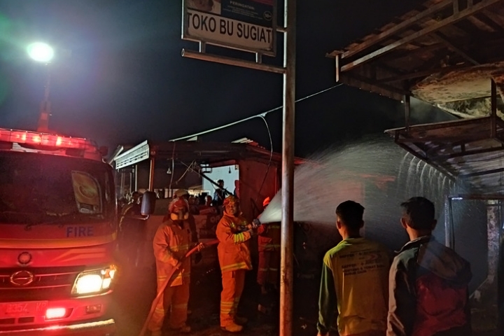 Pasca Gempa Mati Lampu, Lilin Tersenggol, Kebakaran