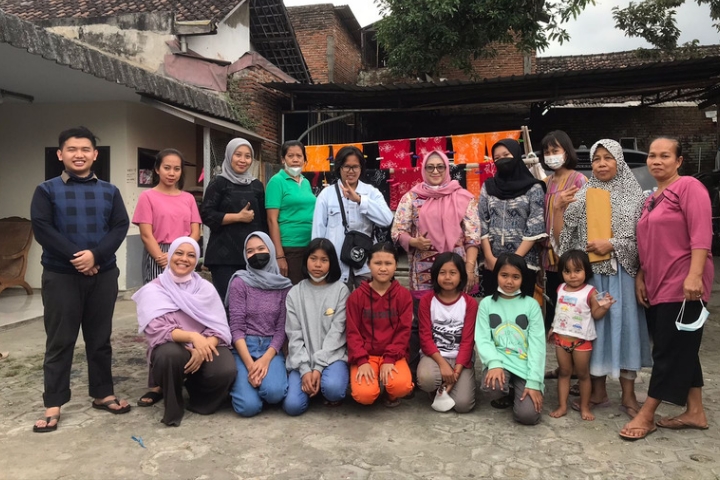 Pelatihan Batik Cap Berbahan Sampah, Digelar Psikolog UB Bagi Masyarakat Kampung Payung Kertas