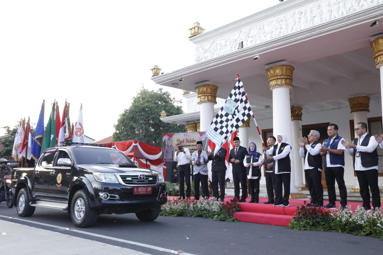 Khofifah Lepas Kirab Pataka Jer Basuki Mawa Beya Keliling Jatim