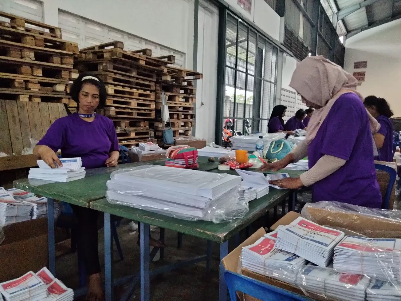 Petugas KPU Kota Malang Temukan Surat Suara Yang Rusak Saat Melakukan Penyortiran Logistik