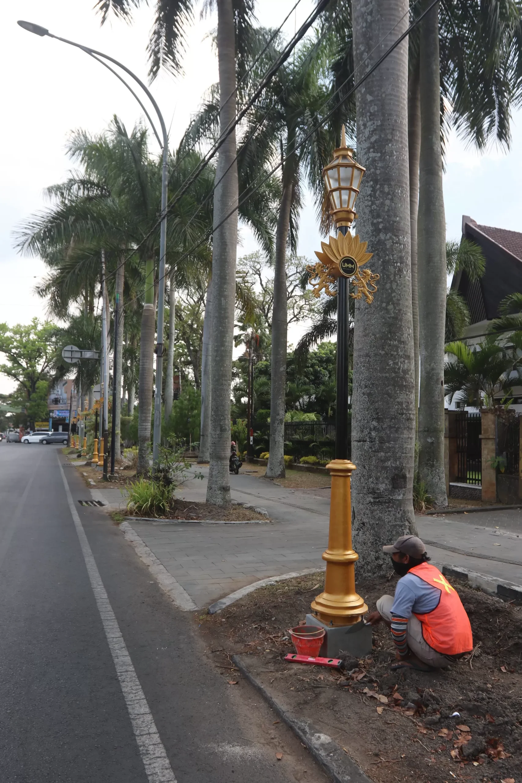 Ratusan Lampu Hias Makin Percantik Jalan Ijen Malang