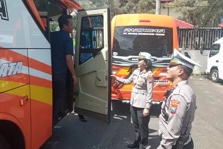 Polisi Bersama Dishub Mulai Lakukan Cek Kelaikan Angkutan Umum Di Kota Malang Jelang Libur Nataru  