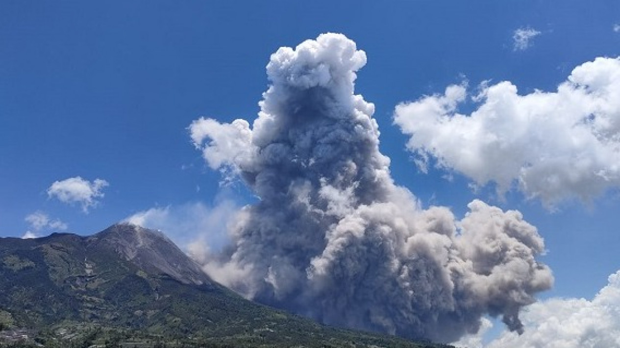 Awan Panas Sejauh 2.000 Meter Dimuntahkan Gunung Merapi