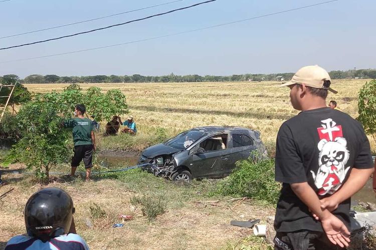 Mobil Yang Dikemudikan Pejabat Disdikbud Ngawi Masuk Parit