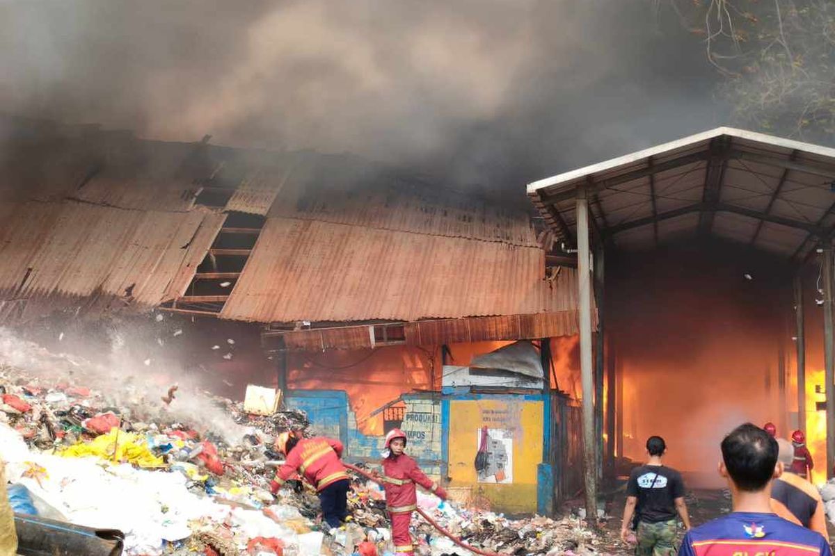 BNPB Segera Kirim Water Bomber Untuk Padamkan Api Di TPA Rawa Kucing