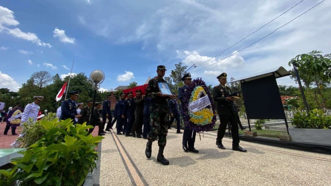 3 Perwira TNI Yang Menjadi Korban Pesawat Jatuh  Dimakamkan Di TMP Untung Suropati Malang