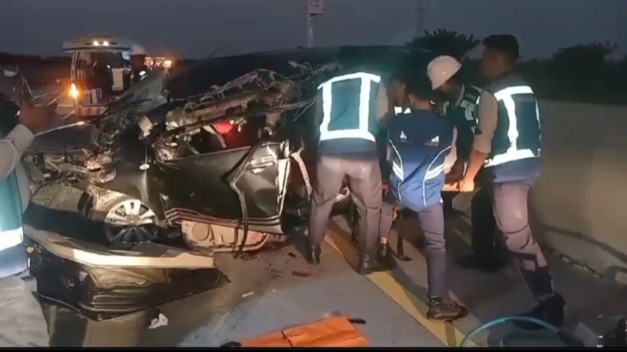 Dua Orang Tewas Imbas Laka Ertiga Tabrak Dump Truk di Tol Ngawi