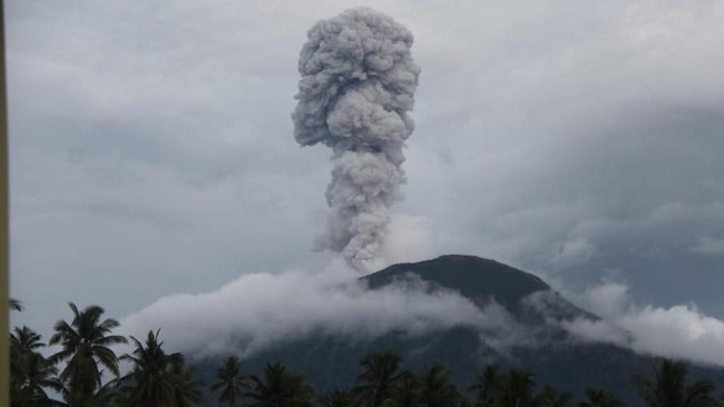 Gunung Ibu Dikabarkan Meletus