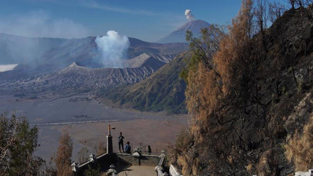 Gunung Bromo Bergemuruh Dan Munculkan Sinar Api di Dasar Kawah