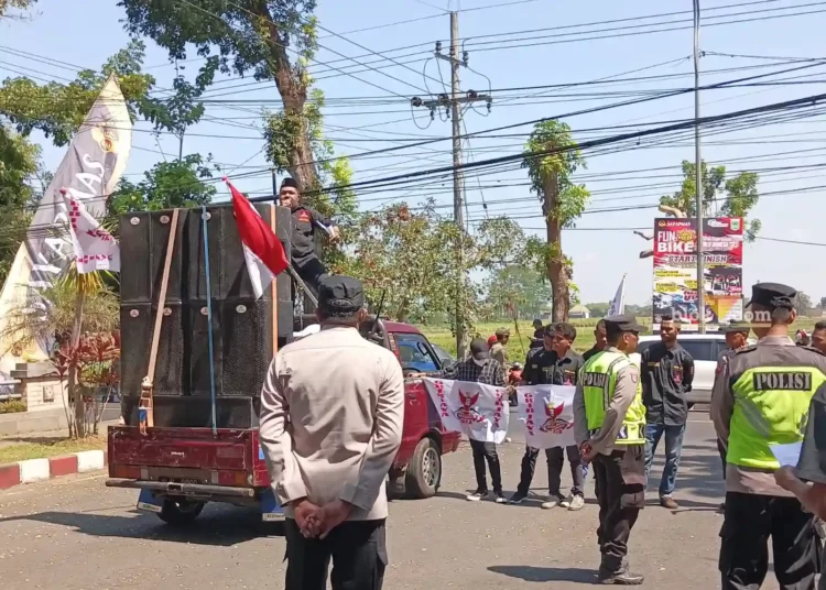 Puluhan Massa Datangi Kantor Pemkab Malang  Untuk Meminta Kejelasan Penonaktifan PBID 