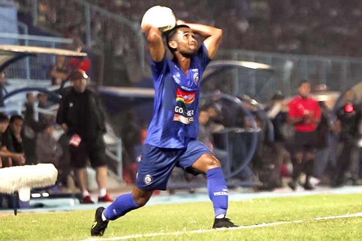 Tambal Fullback, Kembalikan Agil Munawar