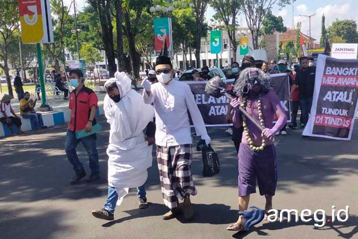 Proyek Dikuasai HSC, Pendopo Bupati Jember Didemo Relawan