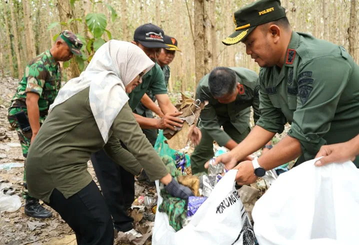 Tumpukan Sampah Di Gunung Betet Dibersihkan Bupati Blitar Dan Perhutani