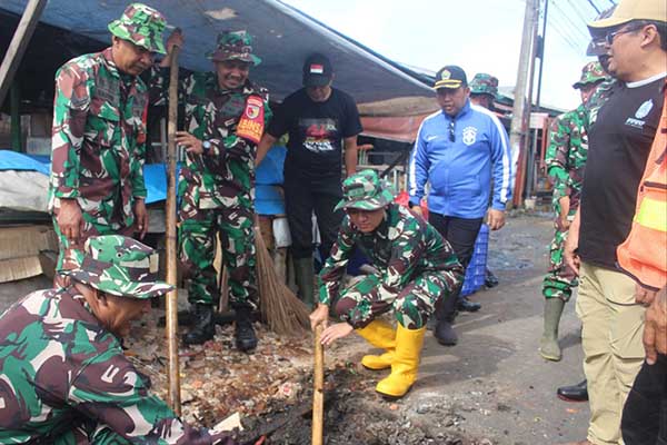 Kodim 0833 Lakukan Karya Bakti Untuk Antisipasi Banjir Di Pasar Gadang