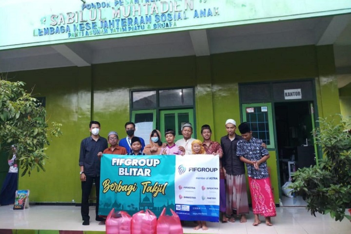 FIF Group Bagikan 32.000 Takjil di Seluruh Indonesia