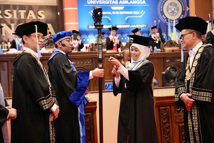 FEB Unair Berikan Gelar Doktor Honoris Causa Bidang Ilmu Ekonomi Pada Gubernur Jatim