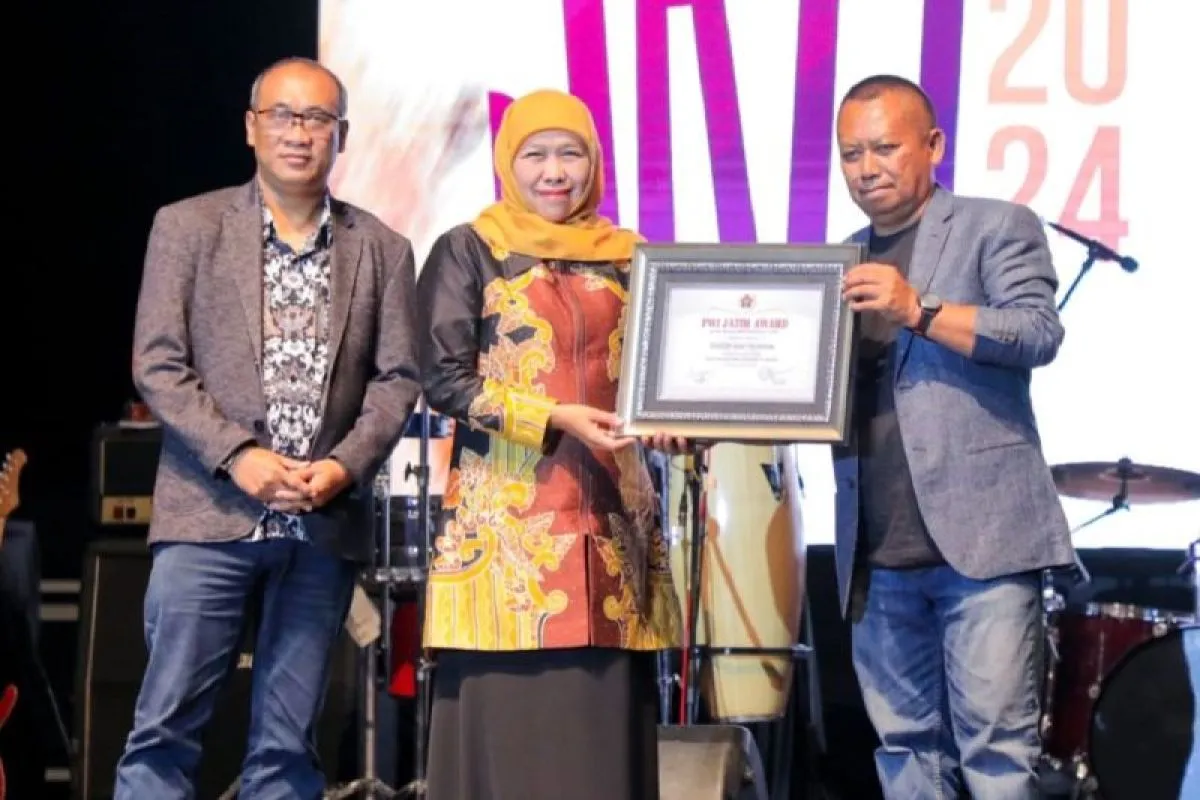 Khofifah Dapat Penghargaan dari PWI Jawa Timur