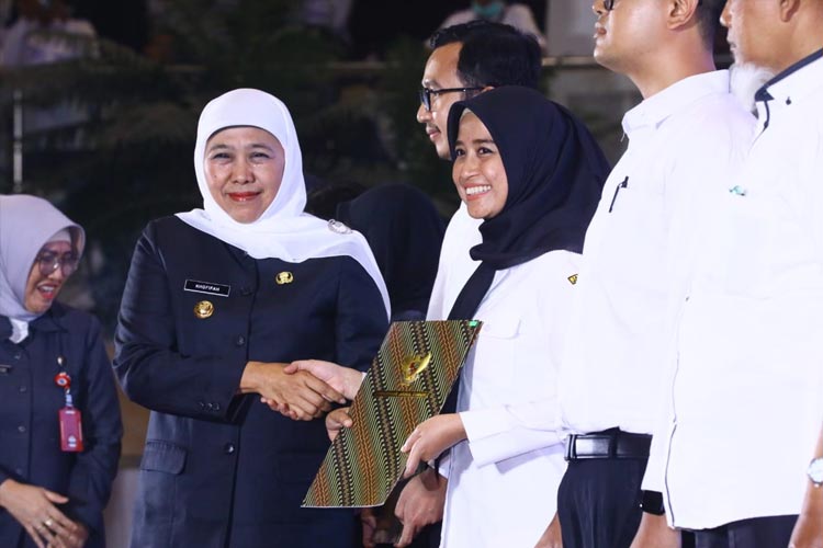 Gubernur Khofifah Serahkan Ribuan SK PPPK