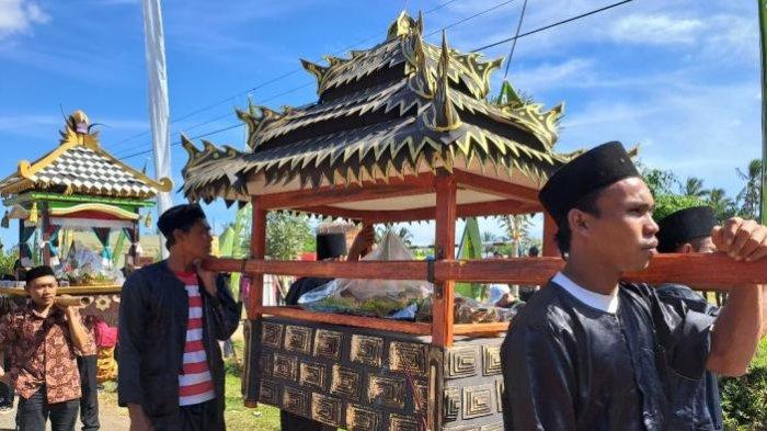 Peringati Hari Jadi Dusun Arjomulyo Warga Lakukan Kirab 1001 Tumpeng