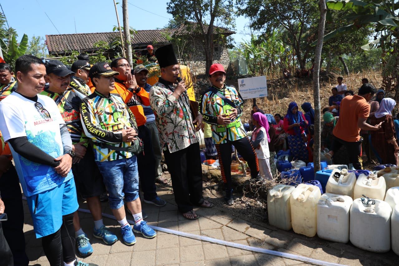 Air Bersih Didistribusikan Oleh Polres Mojokerto Ke Kunjorowesi