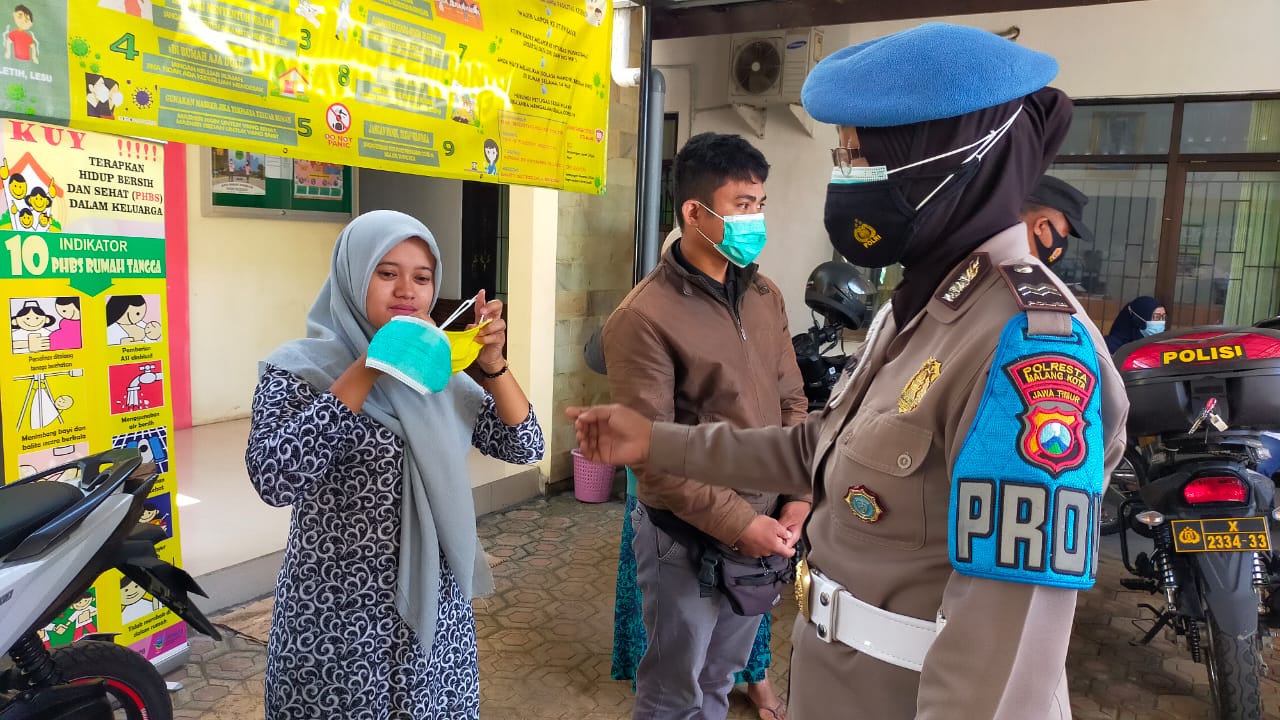 Operasi Yustisi Bumiayu,  Petugas Bagi-bagi Masker