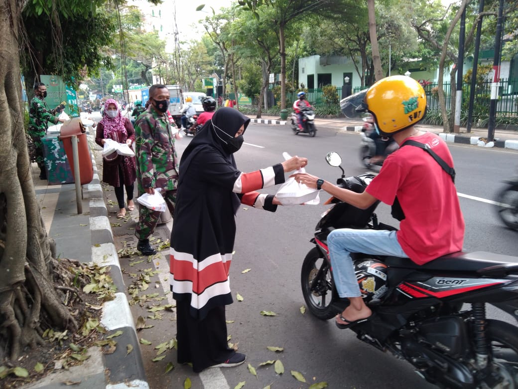 Ibu-ibu Persit Bagikan Takjil ke Pengguna Jalan