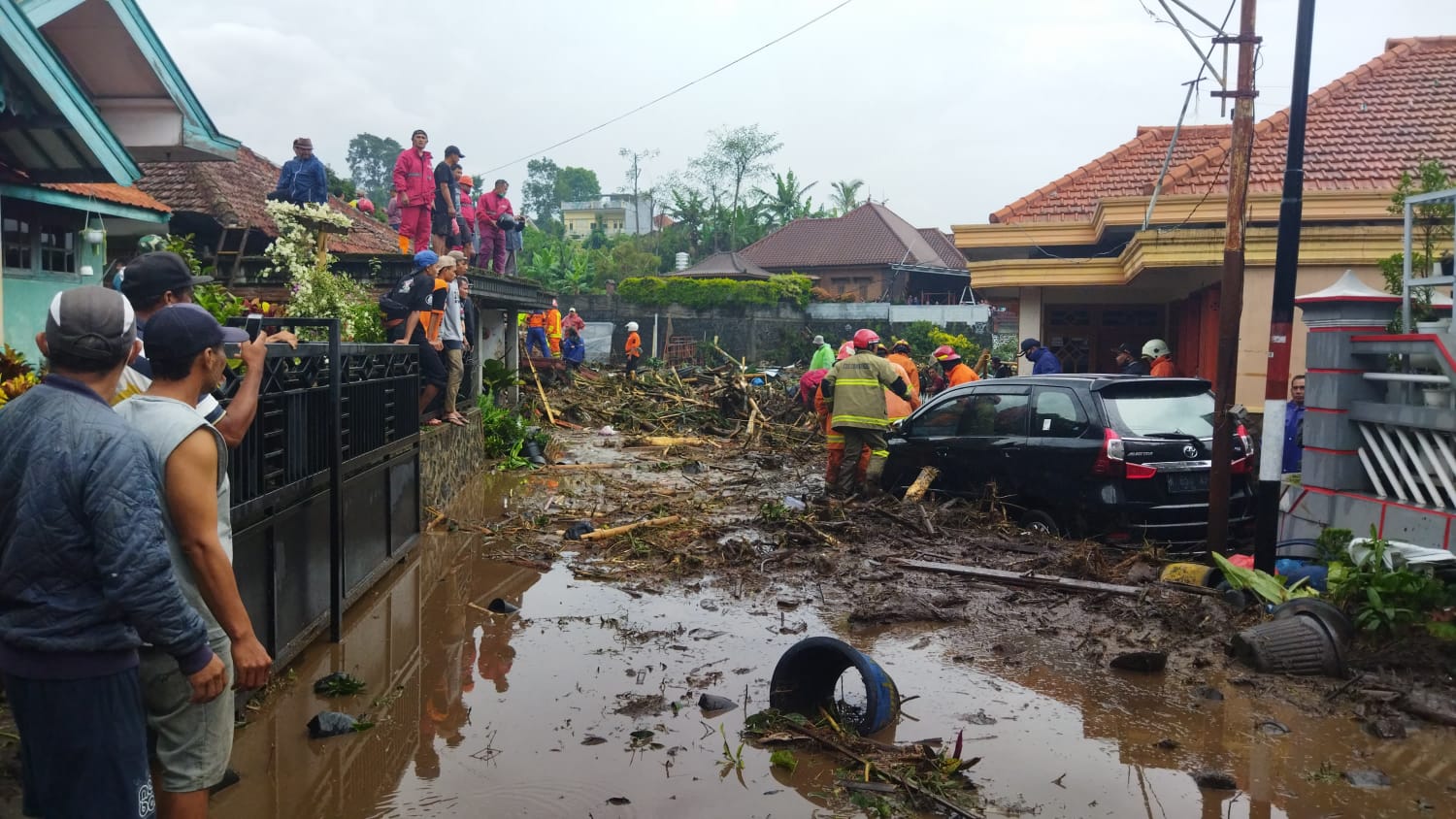 Tiga Rumah Hanyut, Petugas Evakuasi Warga Terseret Banjir Bandang