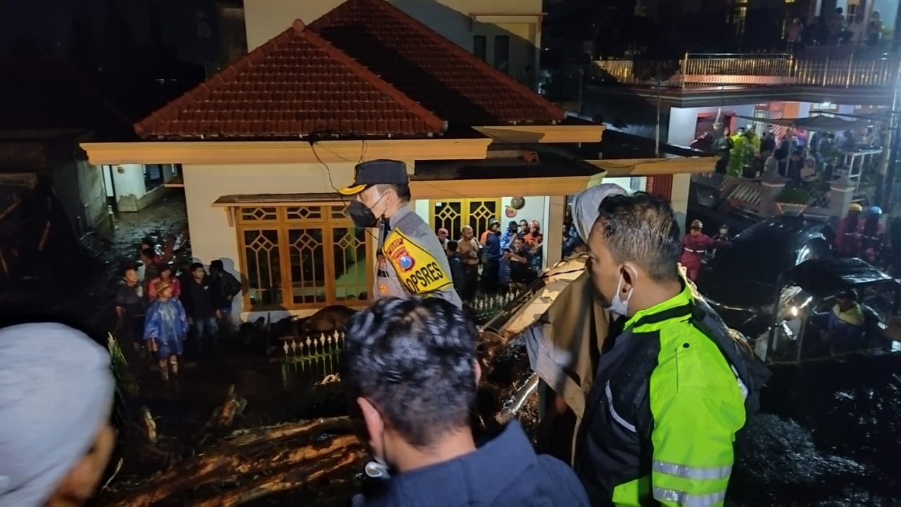 Bapak dan Anak Masih Terjebak Lumpur Dalam Rumah