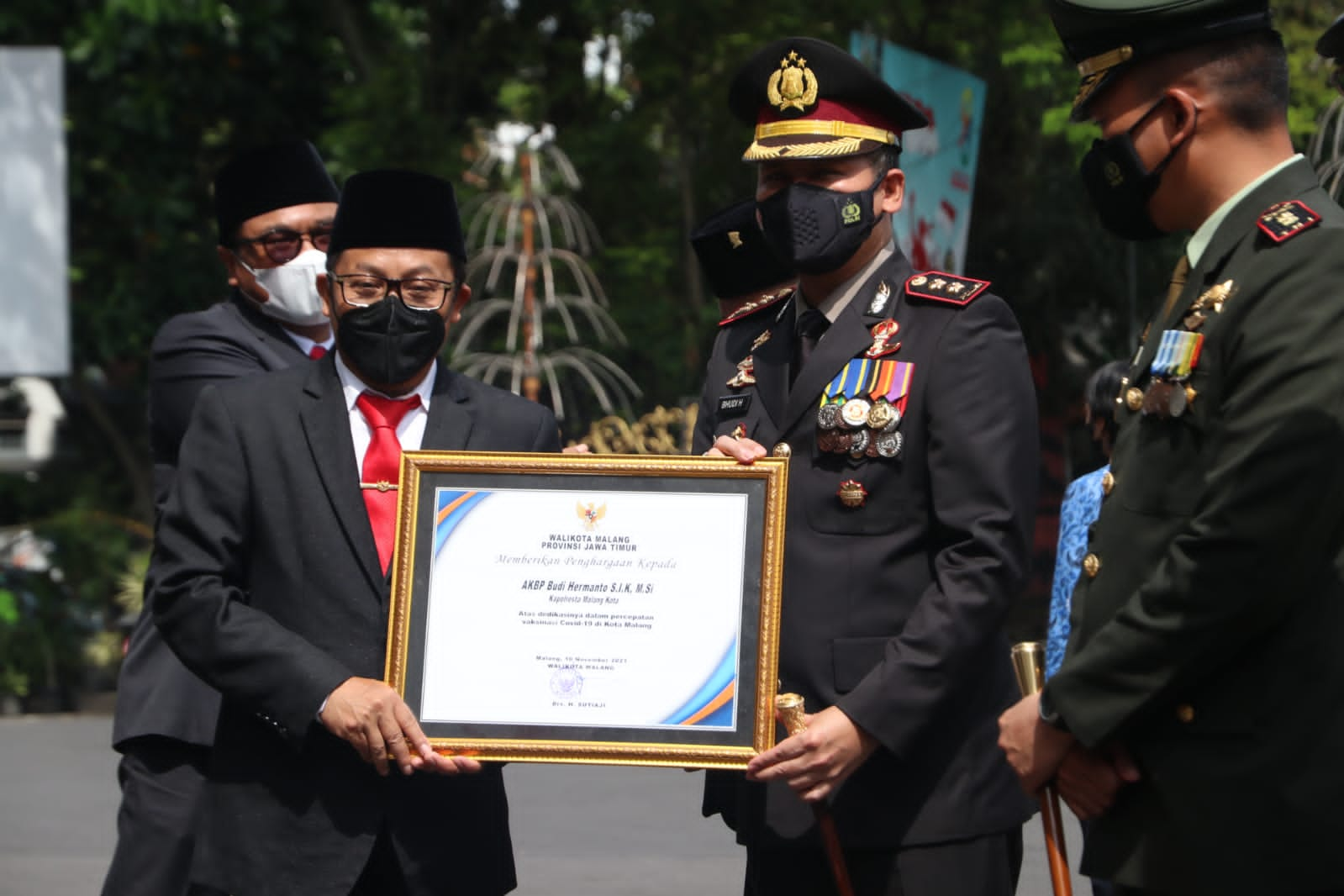 Bantu Percepatan Vaksinasi Covid-19, Sutiaji Bagi-bagi Penghargaan