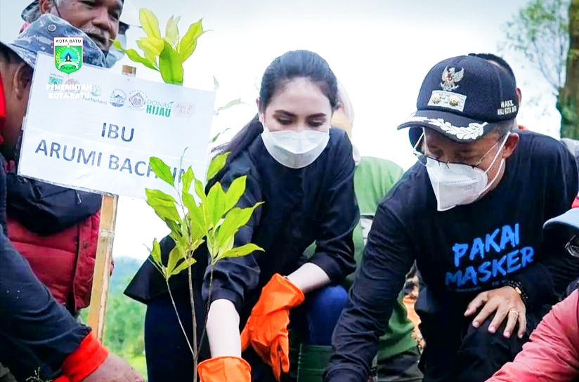 Arumi Bachsin Tanam Pohon di Hutan Giripurno