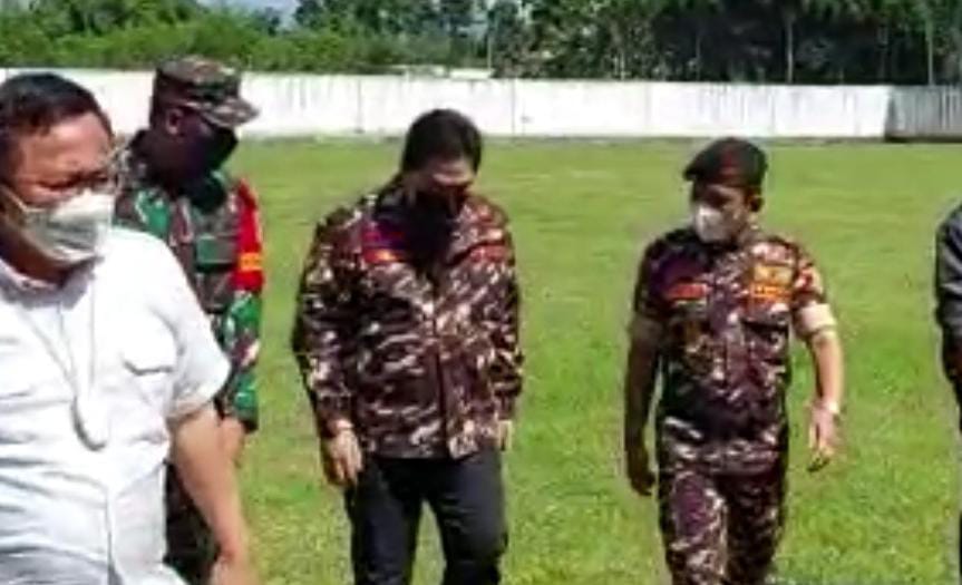 Pakai Jaket Banser, Erick Thohir Tinjau Lokasi Bencana Semeru