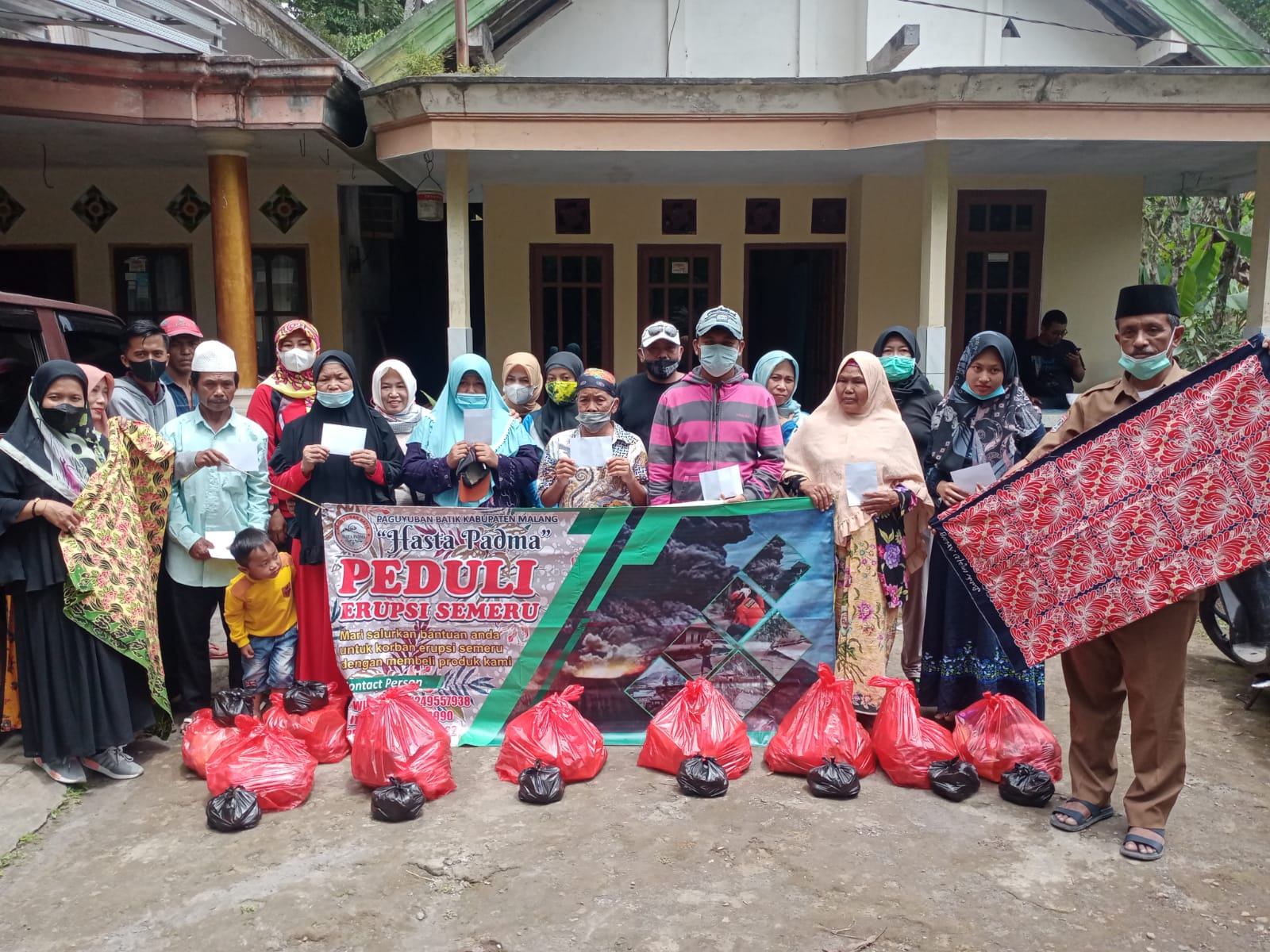 Paguyuban Hasta Padma Lelang Batik Bantu Korban Guguran Awan Panas Semeru