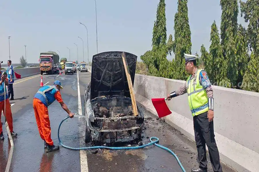 Sedan Yang Terbakar Di Tol Gempol Pasuruan Imbas Korsleting Listrik