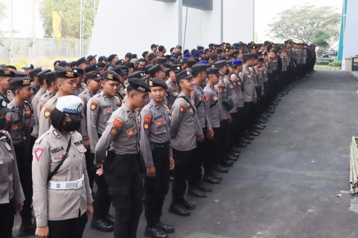 Ratusan Personel Polda Jatim Jadi Petugas Pelayan Piala Dunia U-17