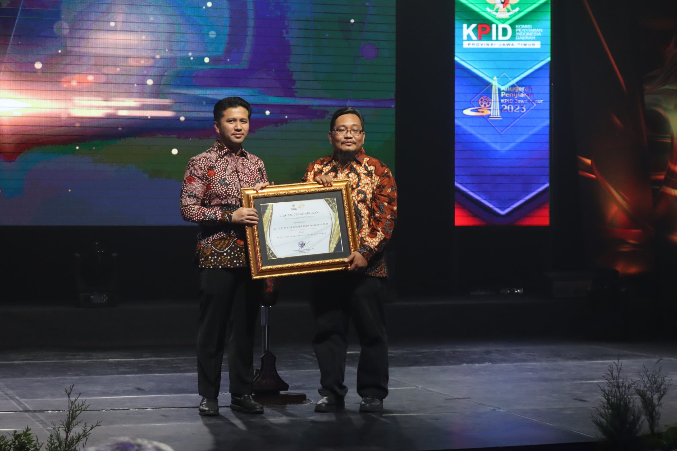 KPID Jatim 2023 Serahkan Anugerah Penyiaran Pada 18 Program Siaran Tv Dan Radio Di Jatim 