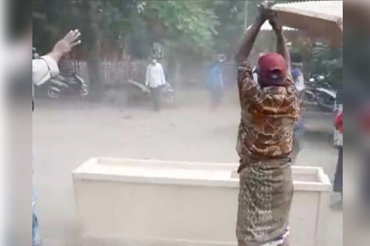 Beredar Video Warga Situbondo Bongkar Peti Jenazah Pasien Covid-19