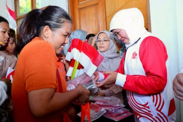  KHOFIFAH BAGIKAN RIBUAN BENDERA DAN SEMBAKO UNTUK MASYARAKAT