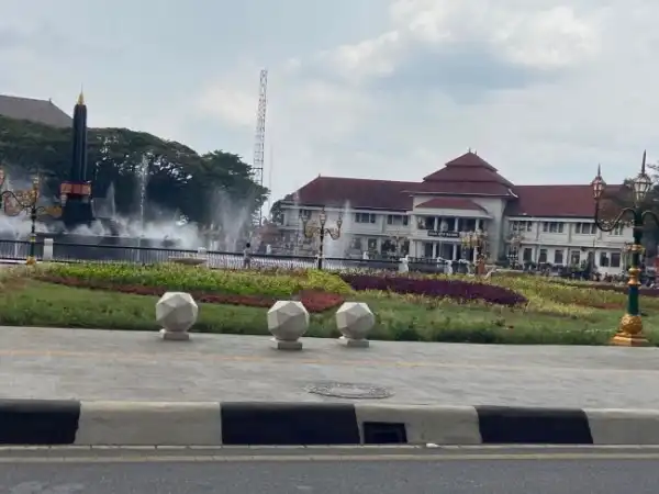 DLH Kota Malang Tambah Kursi Tematik di Alun-Alun Tugu Kota Malang