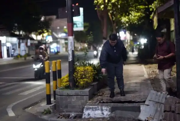 DHITO INSTRUKSIKAN PENGECEKAN BETON PENUTUP GORONG-GORONG DI KABUPATEN KEDIRI