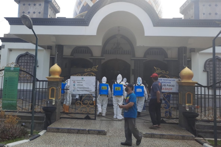 Jemaah Masjid Positif Covid-19, BPBD Semprot Disinfektan