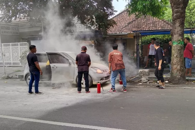 Sekeluarga Terbakar Dalam Mobil Di Jombang