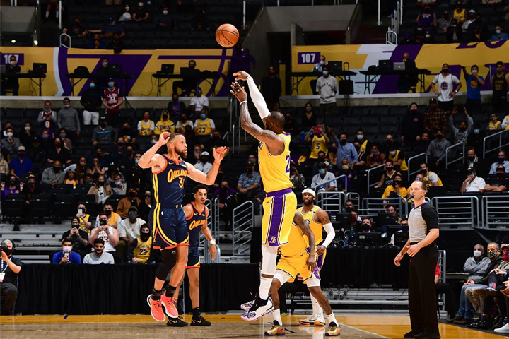 Three Point LeBron James di Menit Terakhir Bawa Lakers ke NBA Playoffs