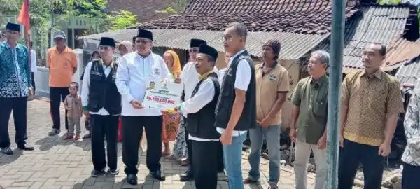 Bantu Bedah Rumah Dan Modal Bagi Pelaku Umkm  Baznas Jatim Dan Kabupaten Banyuwangi Berkolaborasi